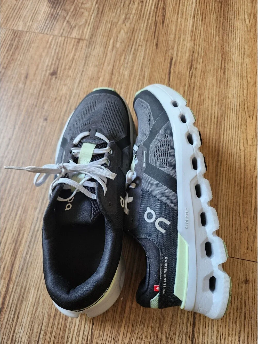 Size 8,5 On Cloud Running Shoes Black and White with Light Green Accents Size 9